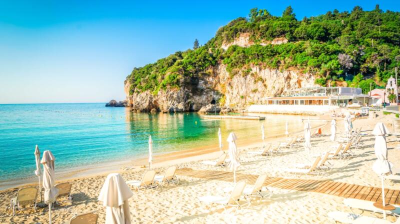 Gdzie znajduje się plaża Paleokastritsa?