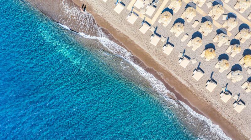 Gdzie znajduje się plaża Perissa?
