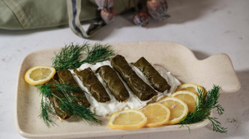 Popularne greckie przekąski wegetariańskie. Od dolmades po spanakopitę