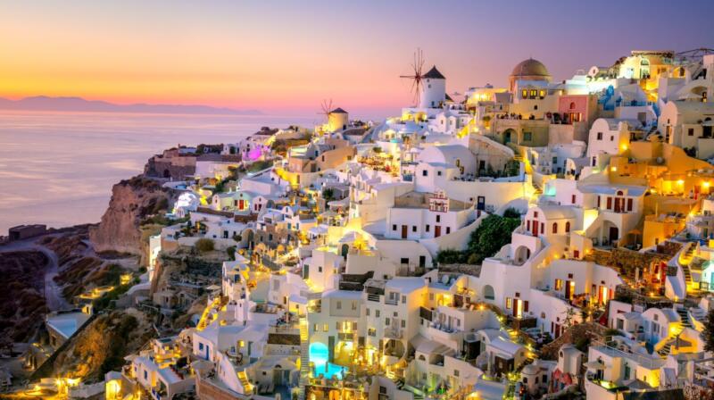 Santorini z eleganckimi barami i klubami