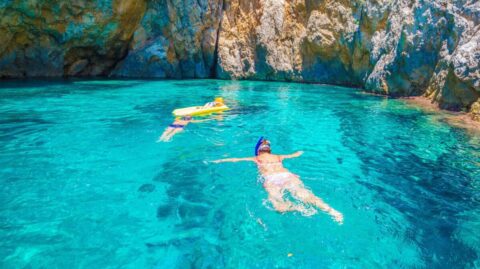 Najlepsze miejsca do snorkelingu i nurkowania na Korfu