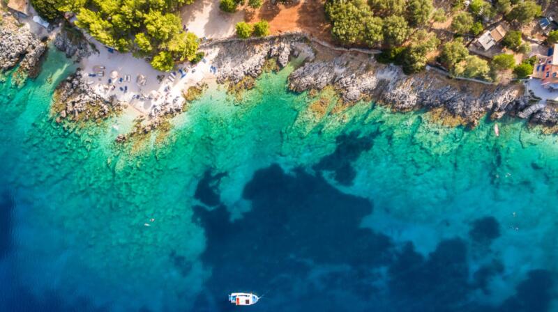 Plaża Agios Nikolaos – najważniejsze informacje i cechy charakterystyczne