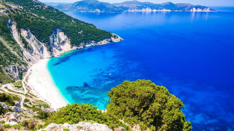 Plaża Myrtos – turkusowe wody i podwodne skały