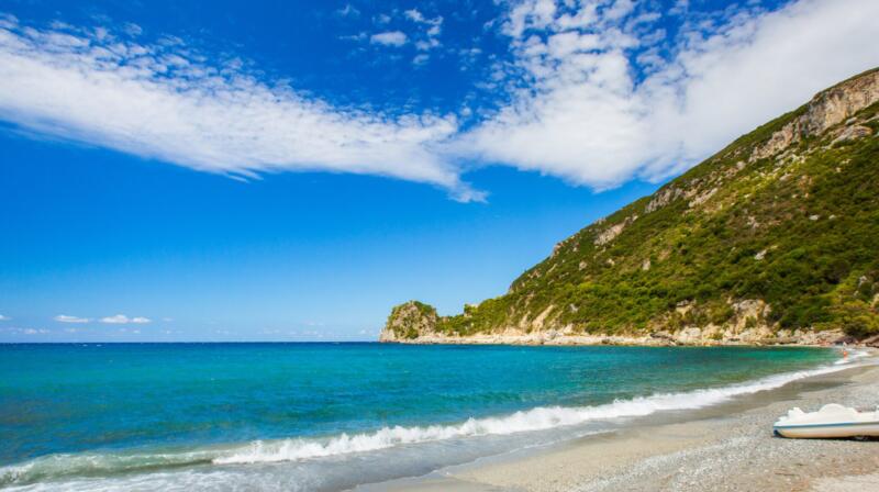 Ermones Beach – skaliste dno i bogate życie morskie