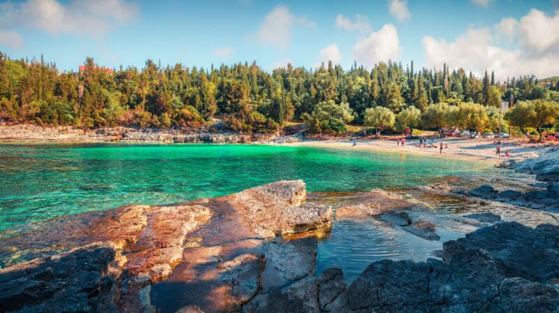 Emblisi Beach – krystaliczna woda i kolorowe ryby