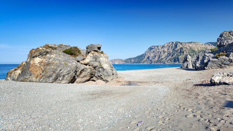 Chiliadou Beach – podwodne formacje skalne i jaskinie