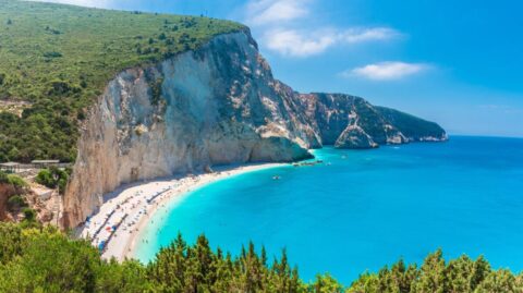 Greckie fiordy: Gdzie zobaczyć niezwykłe formacje skalne?