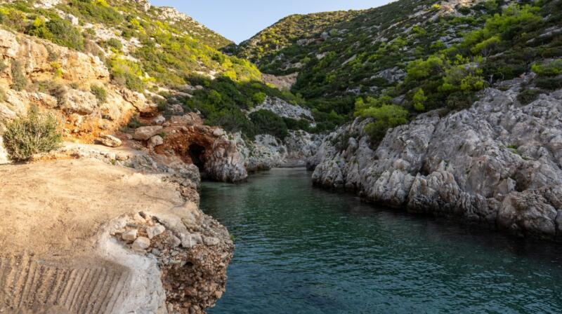 Plaża Porto Limnionas – najważniejsze informacje i cechy charakterystyczne